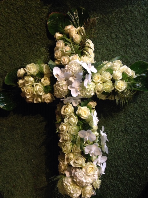 Croix fleurie, création pour le deuil