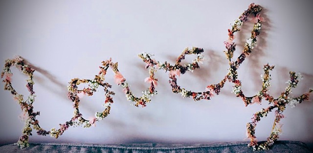 "Lovely" : typographie en fleurs séchées