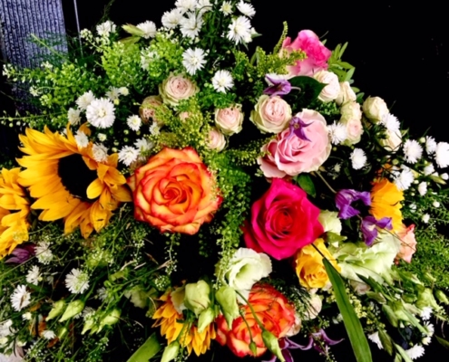 Bouquet de deuil aux tons orangés