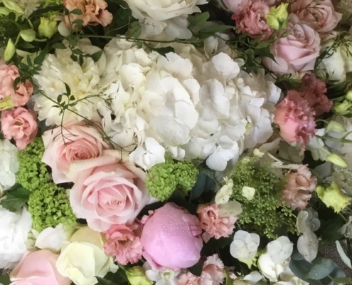 Close-up sur un coussin de deuil rose et blanc