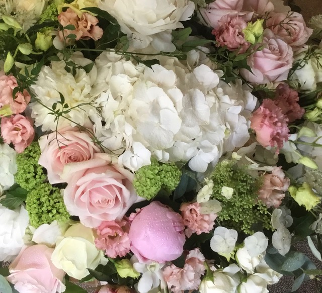 Close-up sur un coussin de deuil rose et blanc